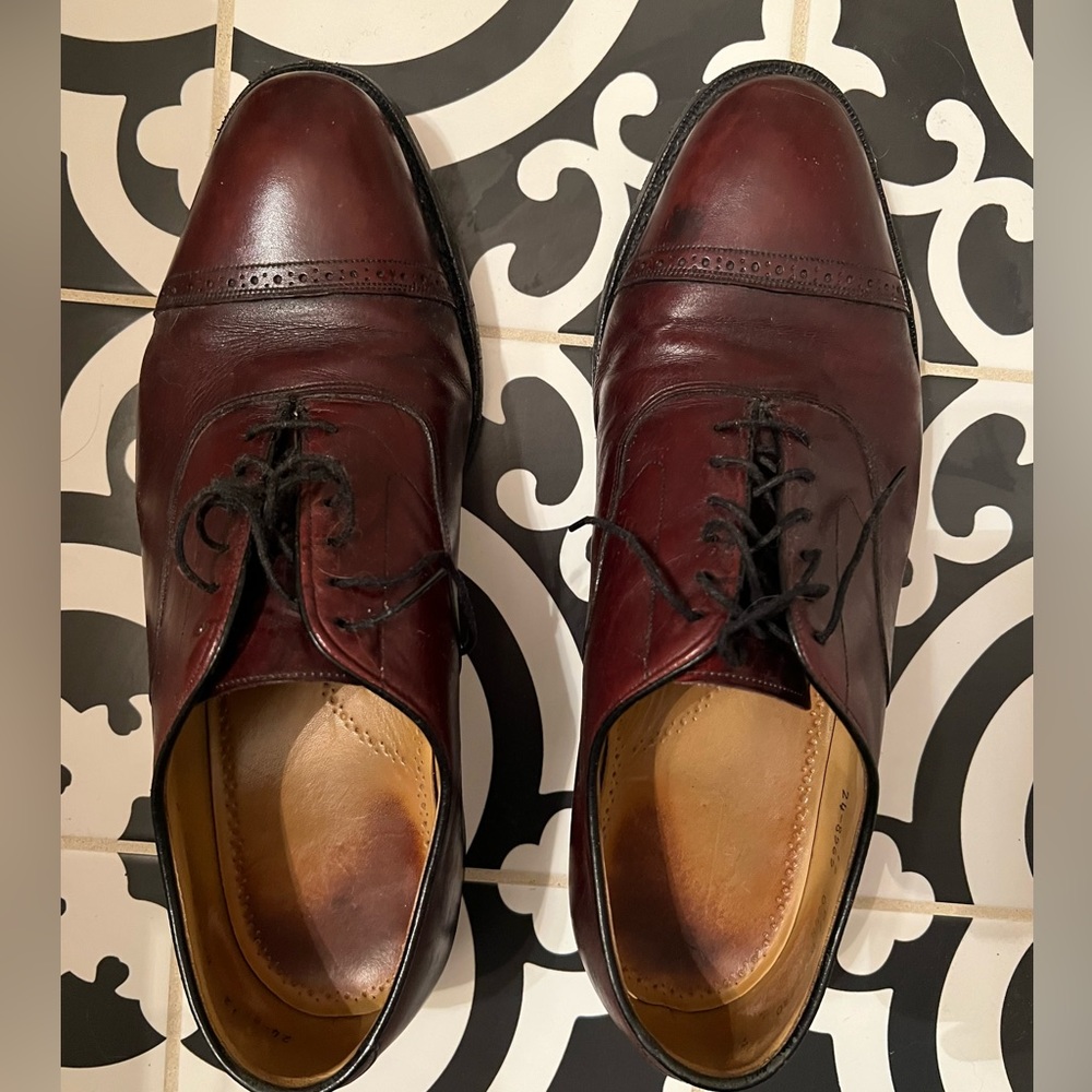 Johnston & Murphy Mens shoes Size 12. Burgundy dress shoes in great condition.